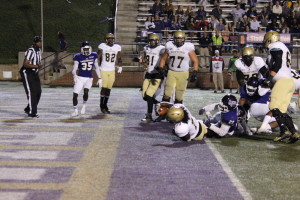 Lorenzo Long scoring a touchdown late in the fourth quarter. Photo by Calvin Inman.