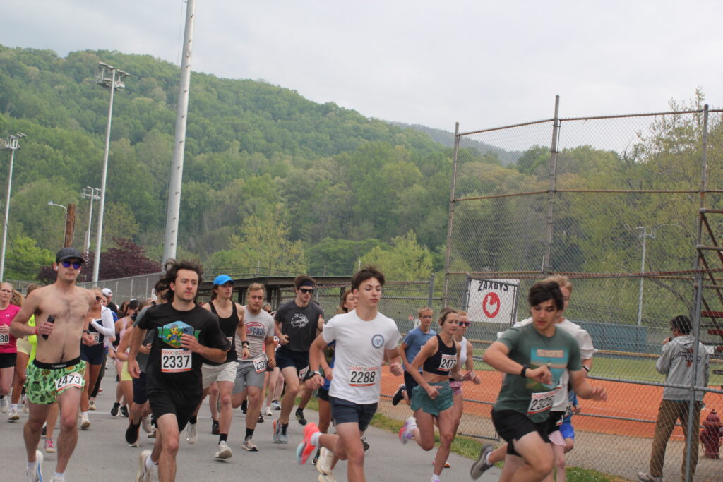 First 5 seconds of Greening up the Mountains 5K, Photo by Becki Veach